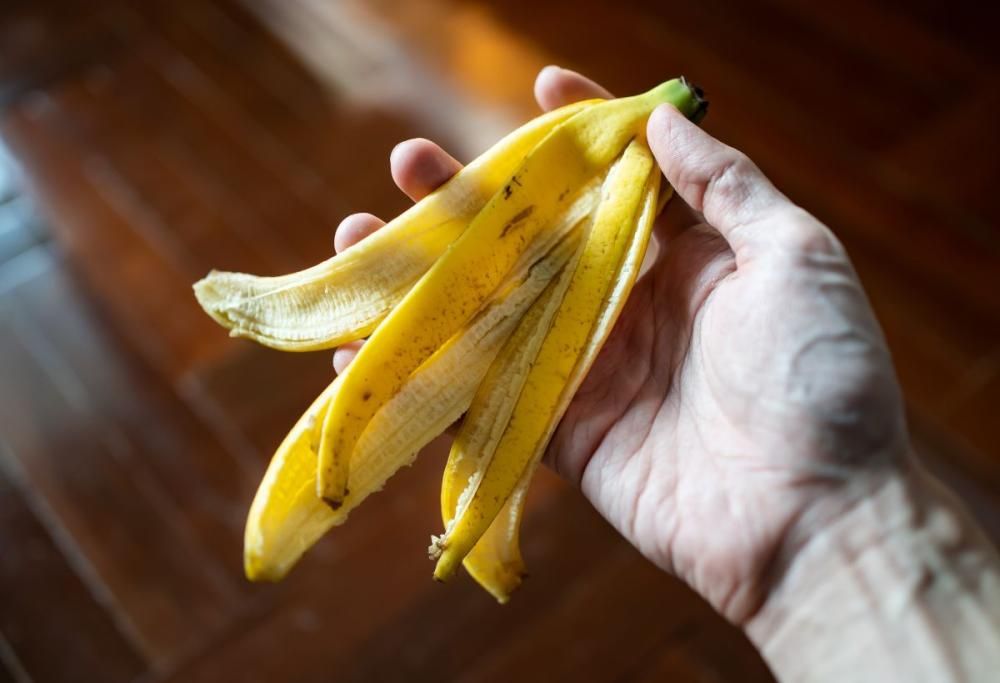 I medici ai maschietti: “Evitare bucce di banana per la masturbazione”