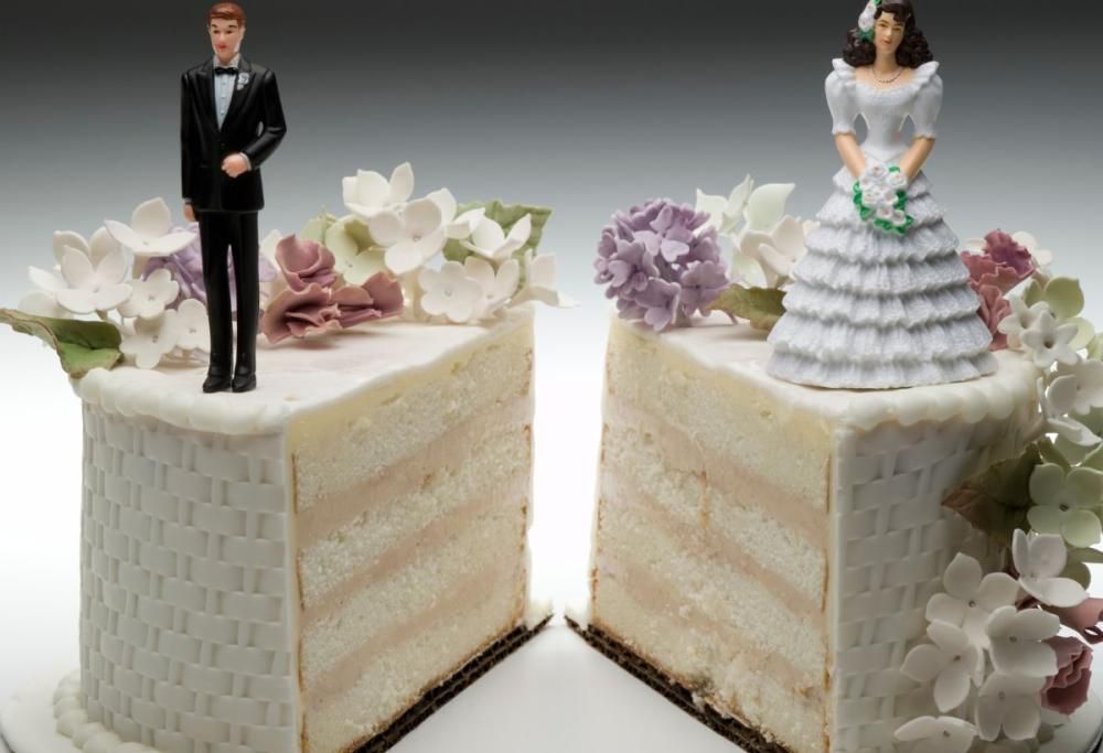 Divorzia e organizza una festa: “Volevo invitare anche l’ex moglie”