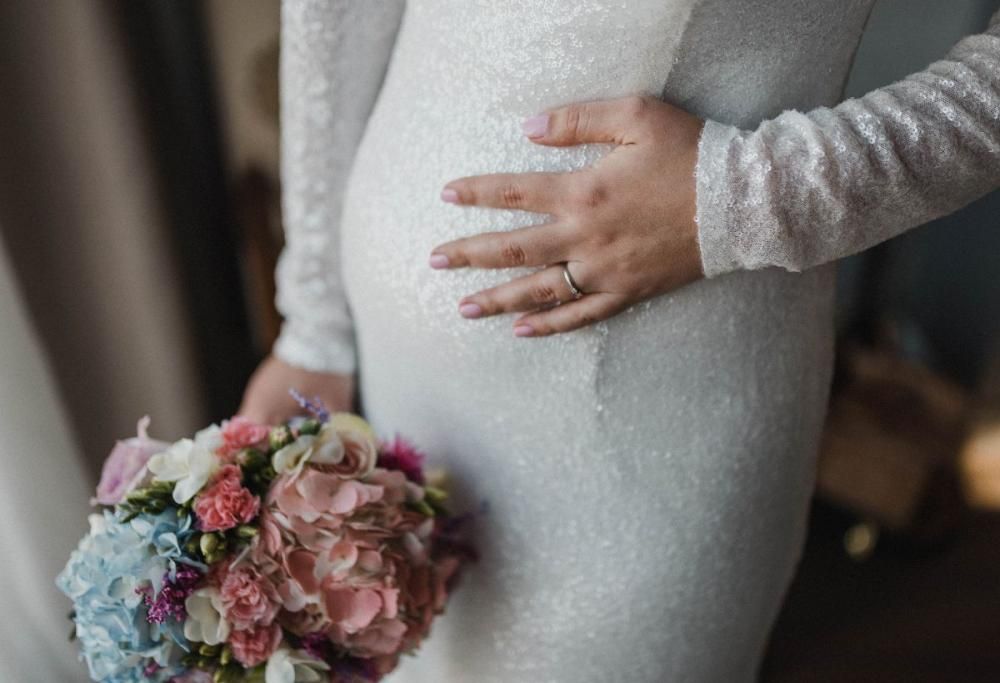 Incinta (di un altro) all’addio al nubilato: “Mi ha sposata comunque”
