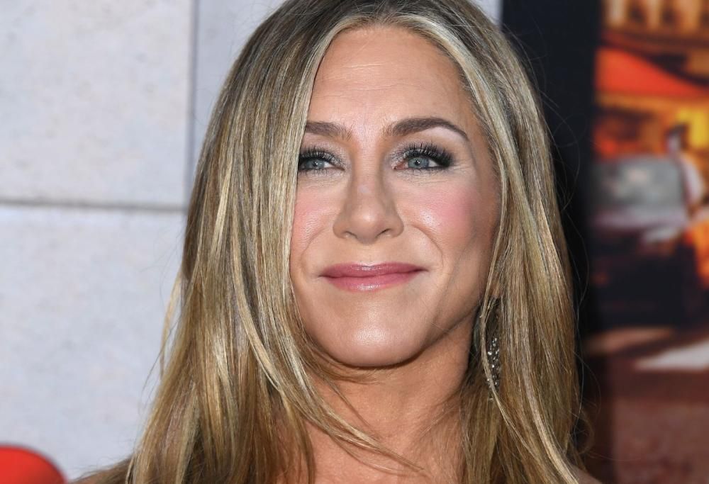 Jennifer Aniston, ovazione dei fan per i capelli grigi: il post social
