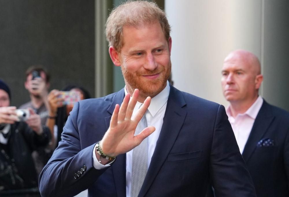 Il principe Harry: “Millantano che non sia il figlio di re Carlo”