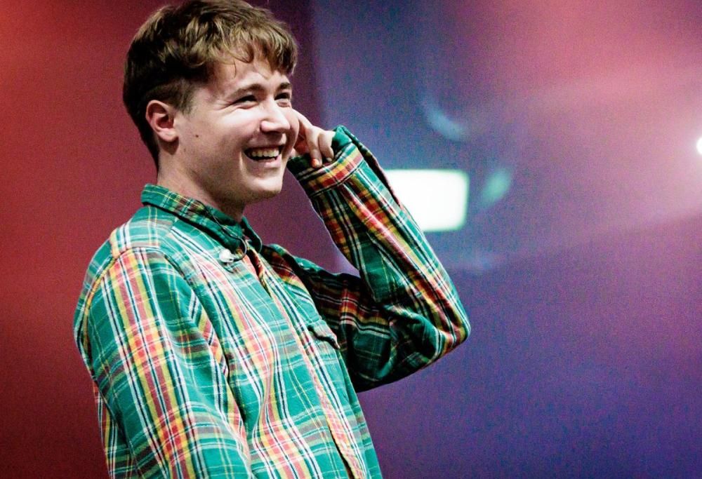 Il cantante Alfa pubblica un video dove si esibisce con un suo fan