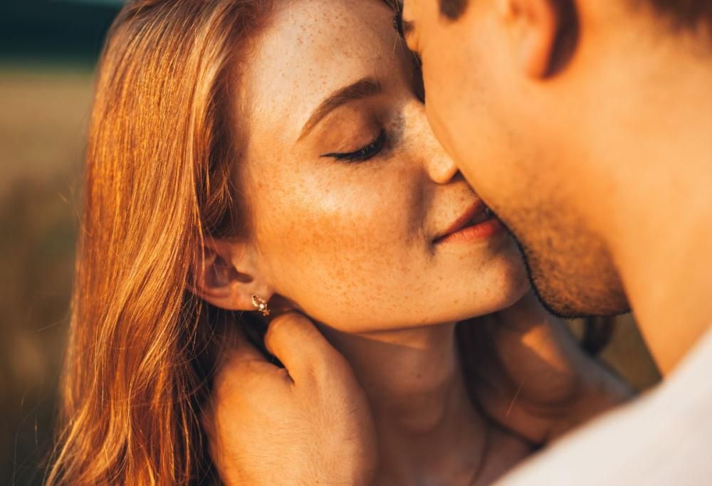 Cosa dice il sondaggio sul primo bacio degli italiani