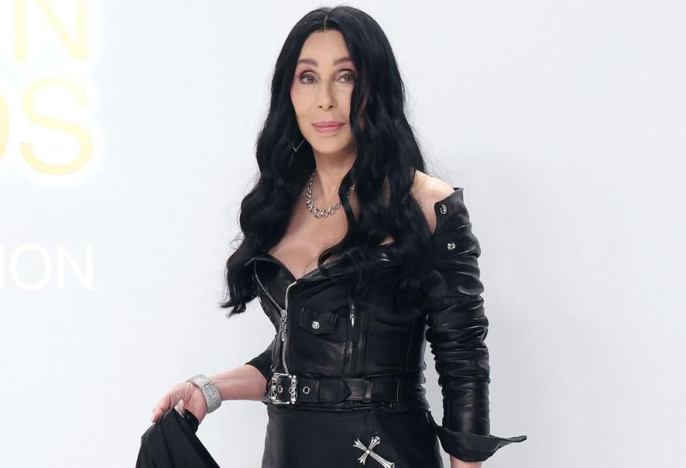 Cher contro l’ageism: “Continuerò a portare jeans e capelli lunghi”