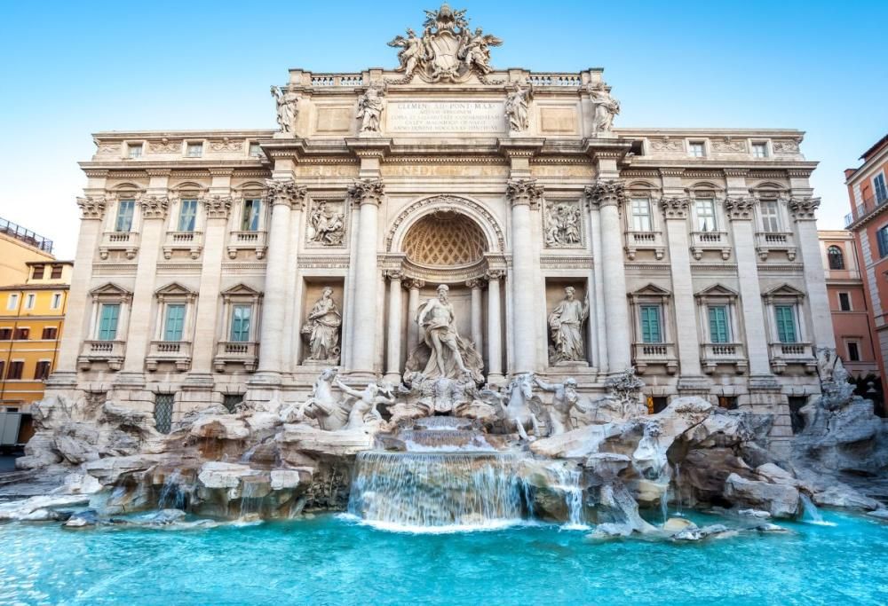 Bagno nella fontana di Trevi: 3 turisti si tuffano e nessuno li ferma