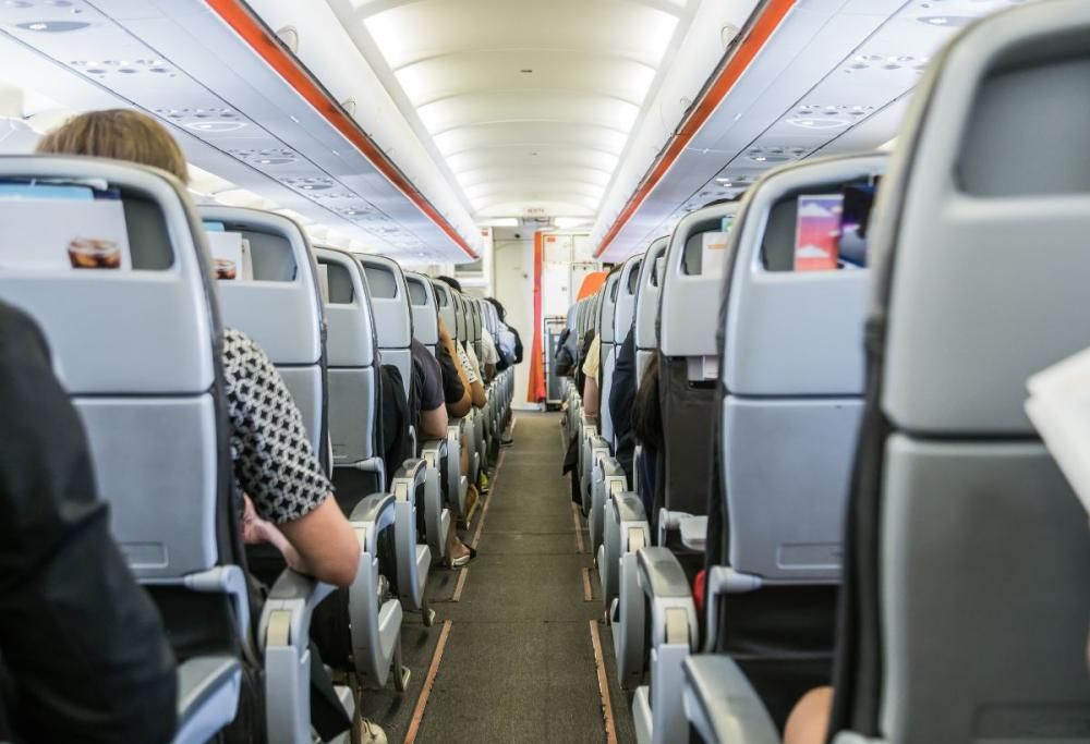 Compagnia aerea lancia la “Zona solo adulti” per viaggiare tranquilli