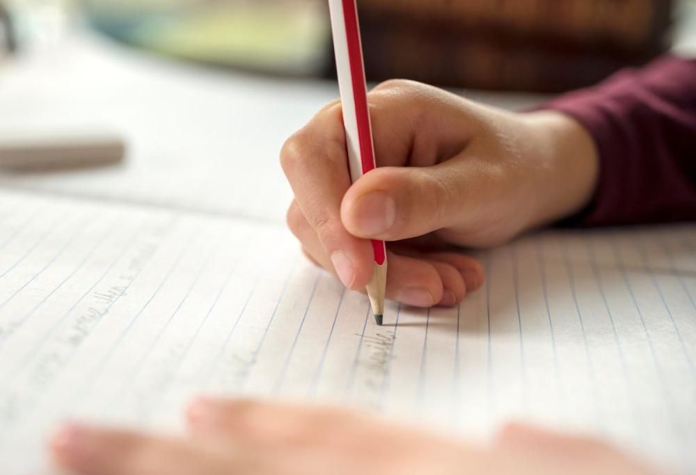 Scuola, in Svezia stop al digitale: “Nelle scuole solo carte e penna”