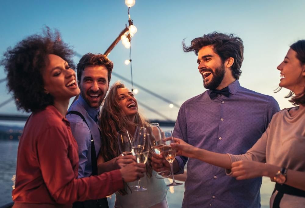 È vero che quando beviamo gli altri ci sembrano più attraenti?