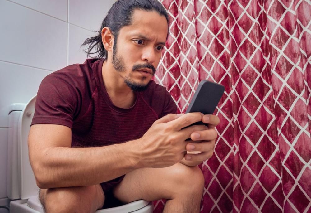Marito evita i figli nascondendosi in bagno: lei lo punisce così