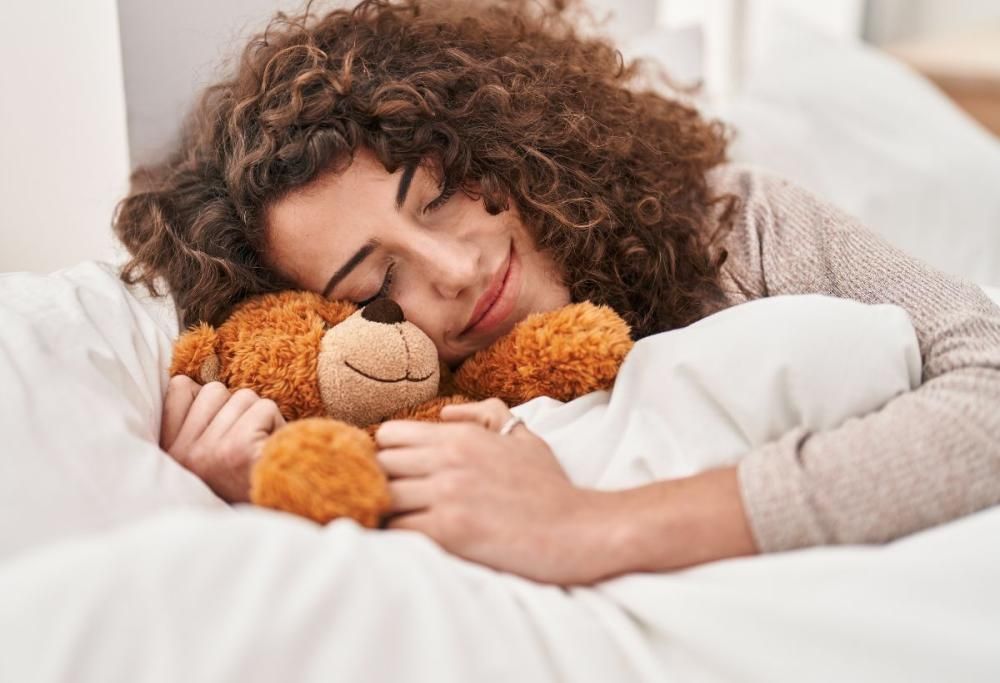 Dormire con un peluche da adulti fa bene: la scienza spiega perché