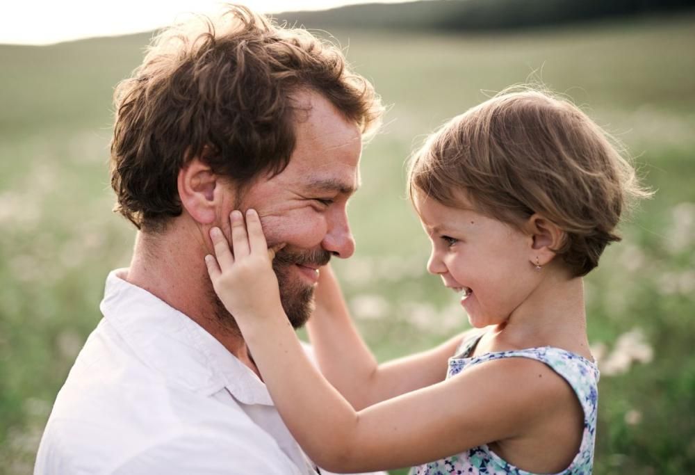 Uno studio rivela: i papà di figlie femmine vivono più a lungo