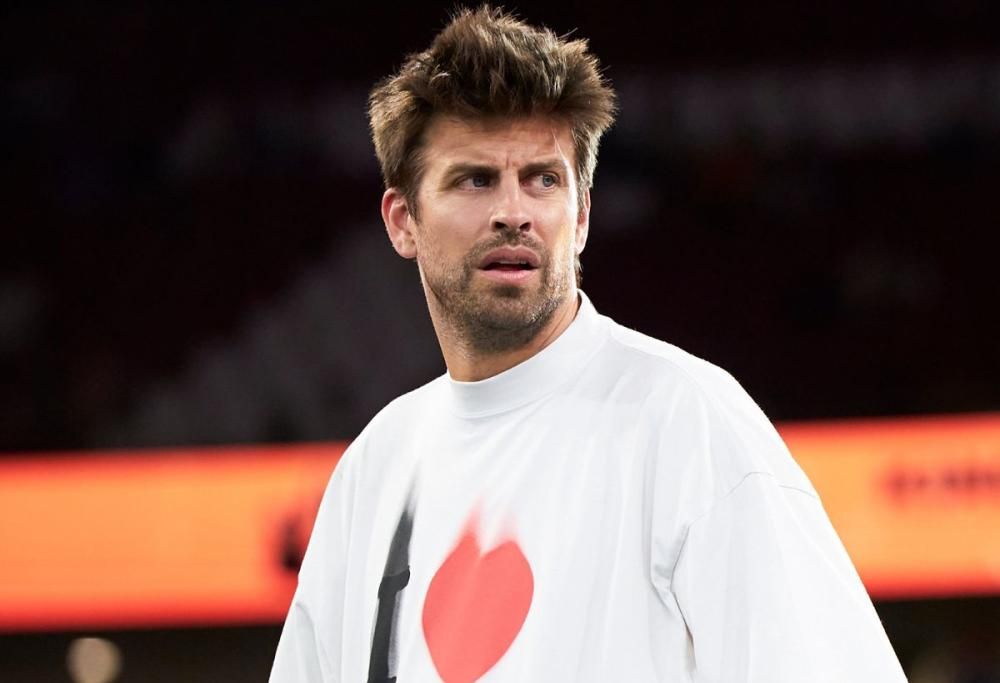 La folla urla contro Piqué: “Shakira, Shakira”, la sua reazione