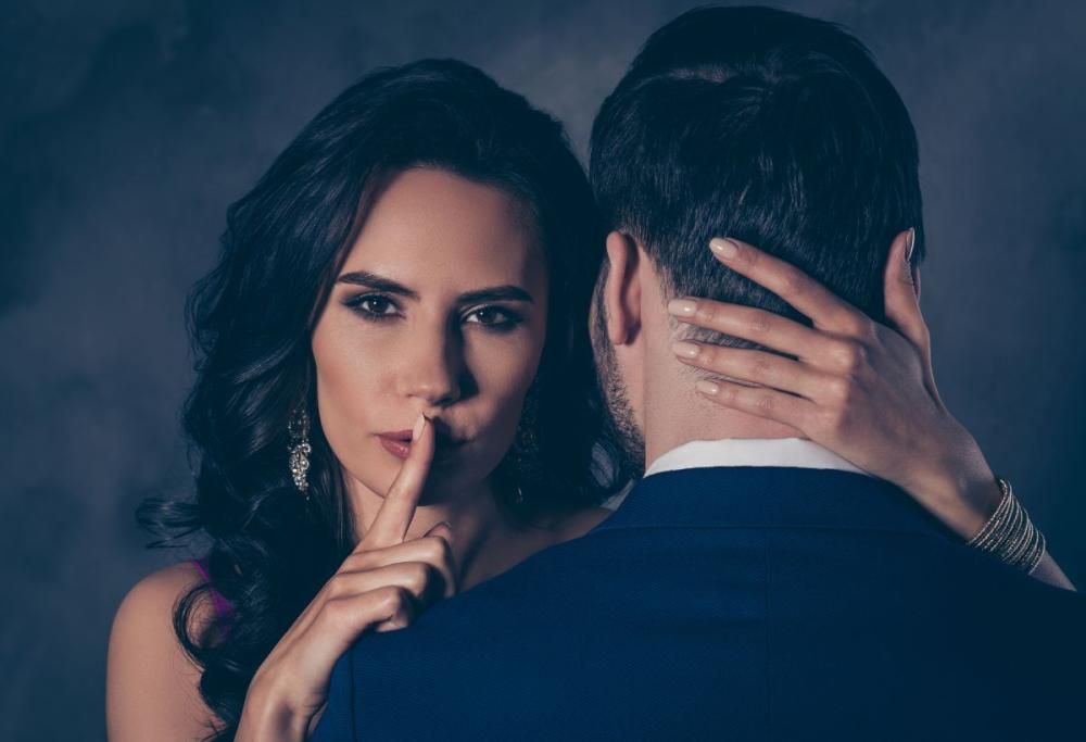 Fidanzata confessa: “Tradisco il mio uomo quando vado in vacanza”