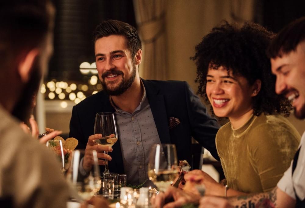 Il fidanzato le chiede di pagare per tutti: “Guadagni il 30% in più”