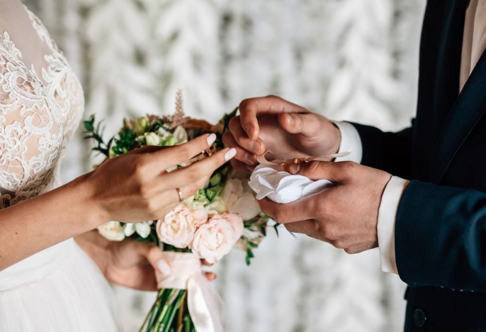Matrimoni veloci e low cost: oggi i millennials puntano al risparmio