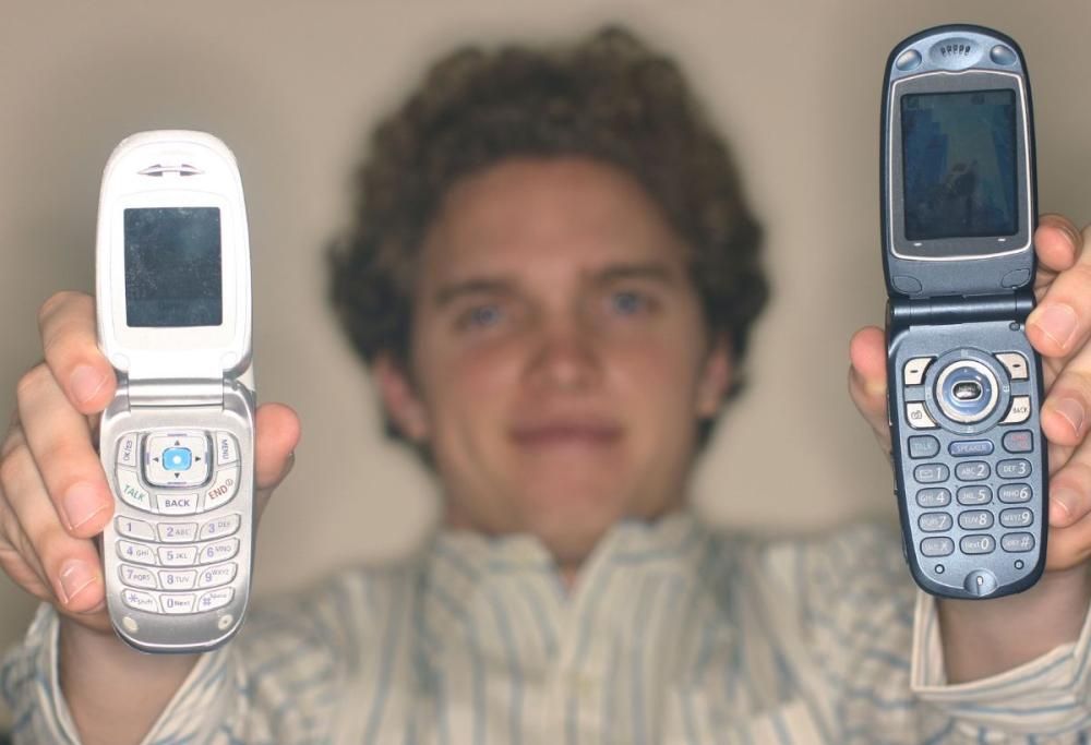 Gen Z, la moda dei vecchi cellulari per disintossicarsi dai social