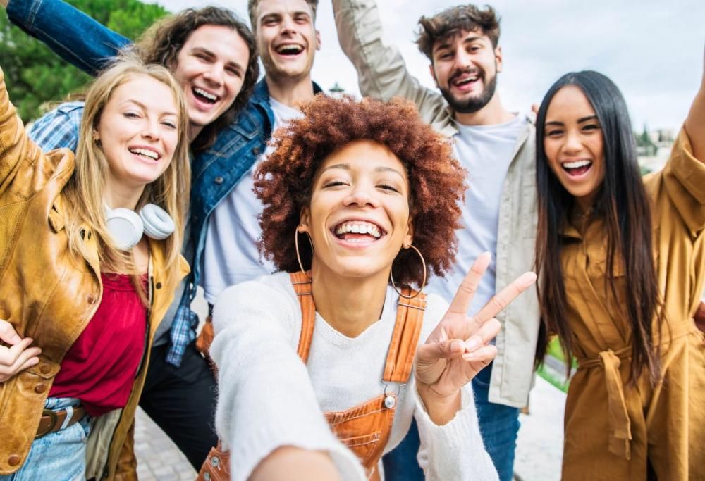 Friendship recession: perché le amicizie diminuiscono con l’età