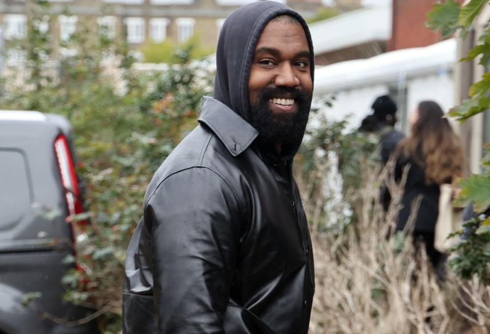 Kanye West ha sostituito tutti i denti con lastre in titanio