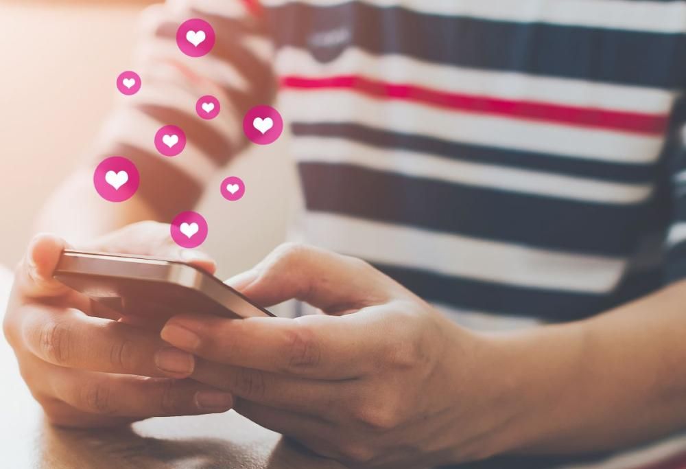 Si lascia per un uomo conosciuto in chat: “Non ci siamo mai visti”