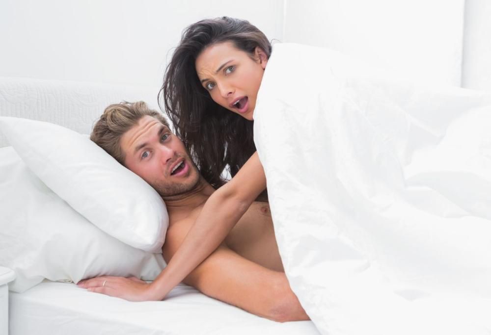 Sesso sul letto dell’amico, lui si arrabbia: “Ha superato il limite”