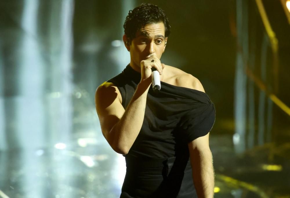 Sanremo 2024, “Tuta Gold”: perché Mahmood aveva 5 cellulari?