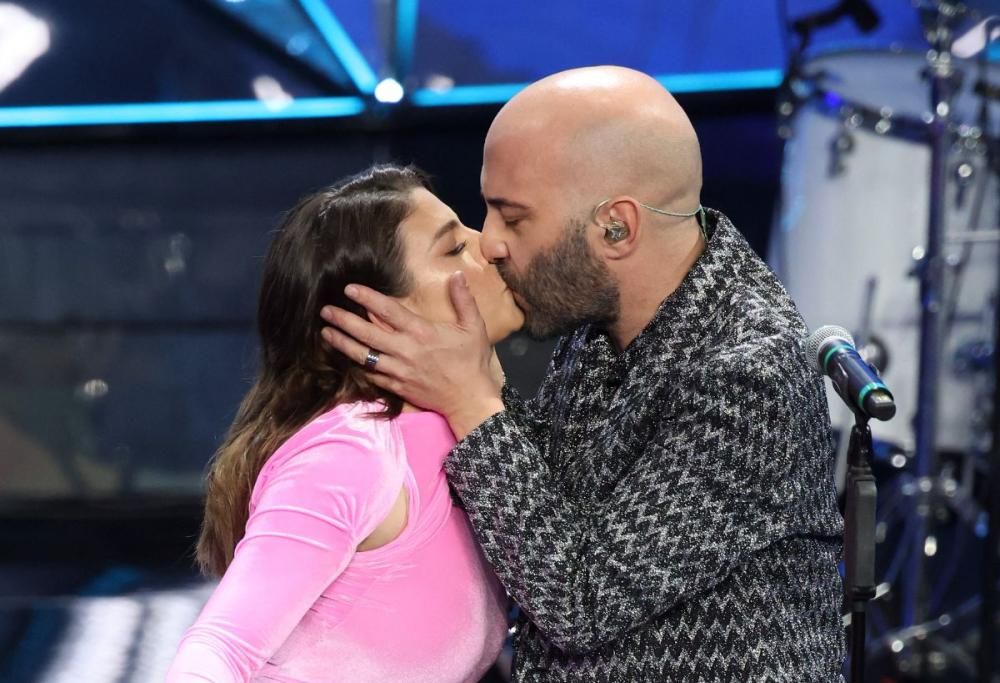 Emma e Giuliano Sangiorgi: bacio in bocca sul palco dell’Ariston