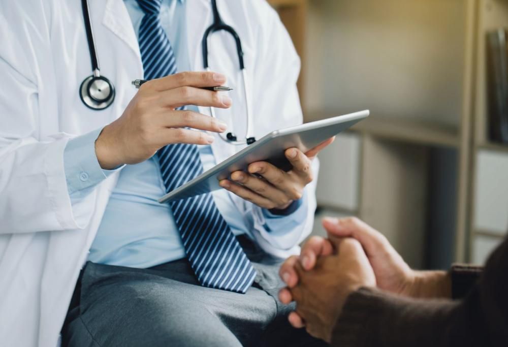 Va dal medico e scopre che è l’amante di sua moglie: la storia