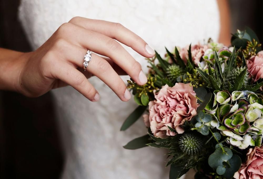Donna sposata organizza matrimoni falsi e truffa 3 uomini
