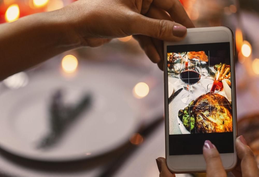 Posta sui social la foto del piatto: le arriva un conto da 50.000 euro