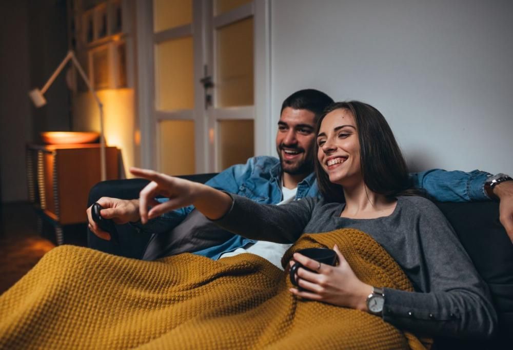 Cosa guardare in tv per essere felici? I consigli degli psicologi