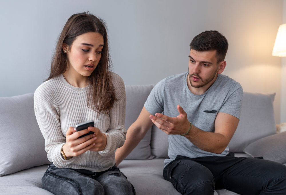 Curiosità nei dispositivi altrui: l’82% ammette di aver sbirciato