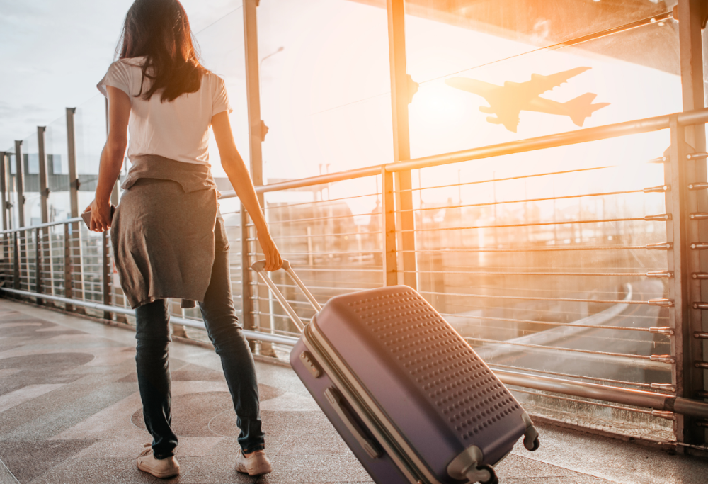 Lasciata al terminal dell’aeroporto da un uomo conosciuto online