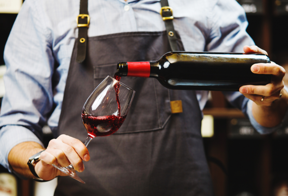 L’idea di un ristoratore: vino gratis a tutti i clienti “tech free”