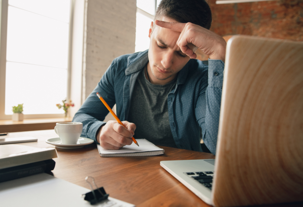 Tutor a Dubai: “Pagato per fare i compiti al posto del figlio”