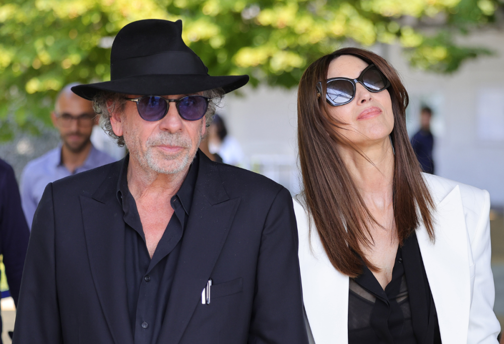Monica Bellucci e Tim Burton sbarcano mano nella mano a Venezia