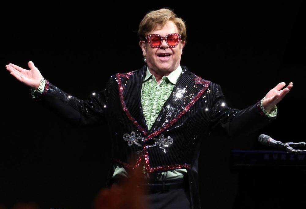 Elton John annuncia: “Ho avuto una grave infezione agli occhi”