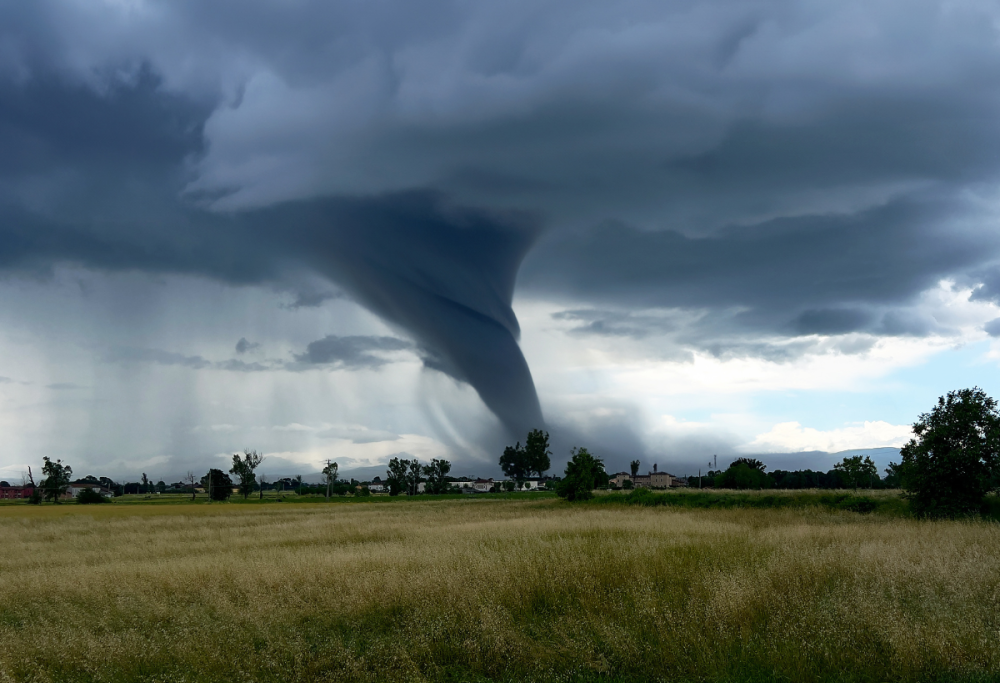 Cosa succede se vieni risucchiato da un tornado?