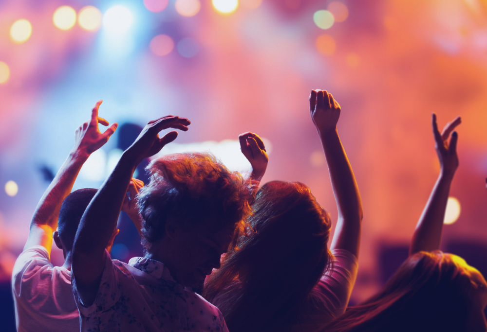 Perché ai concerti si alzano gli accendini? C’è un motivo storico