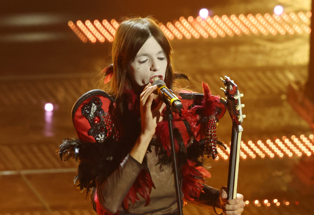 Lucio Corsi scrive “Andy” sotto le scarpe a Sanremo: cosa significa