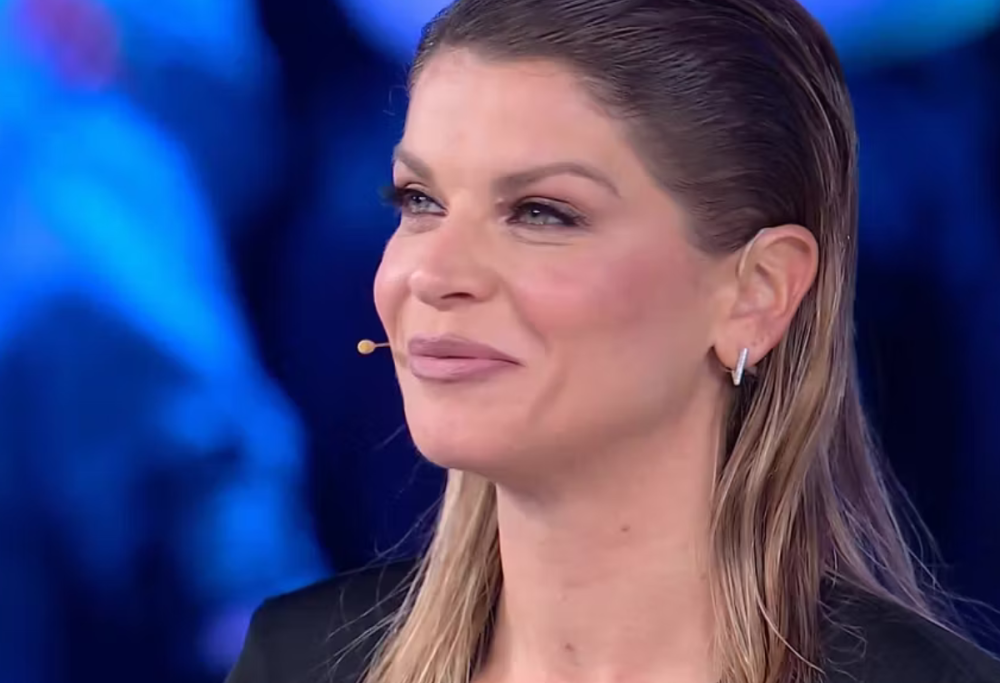 Amoroso: “Andai a dormire vestita perché volevo scappare da ‘Amici’”