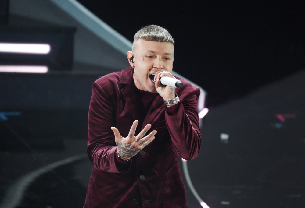 Lazza contro i cellulari durante i concerti: “Voglio vedervi attivi”