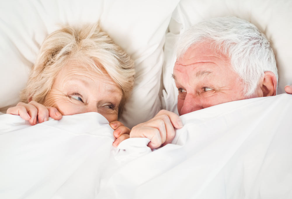 Davvero le donne non vogliono più fare sesso dopo la menopausa?