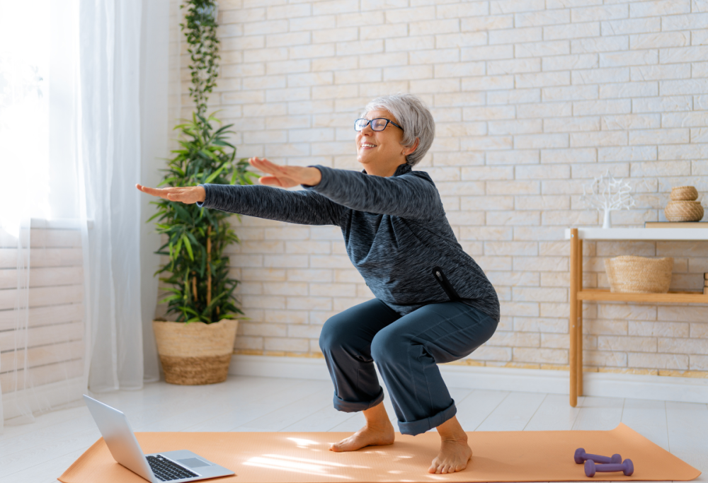 Questa nonnina di 62 anni è personal trainer e alza più di 112 kg