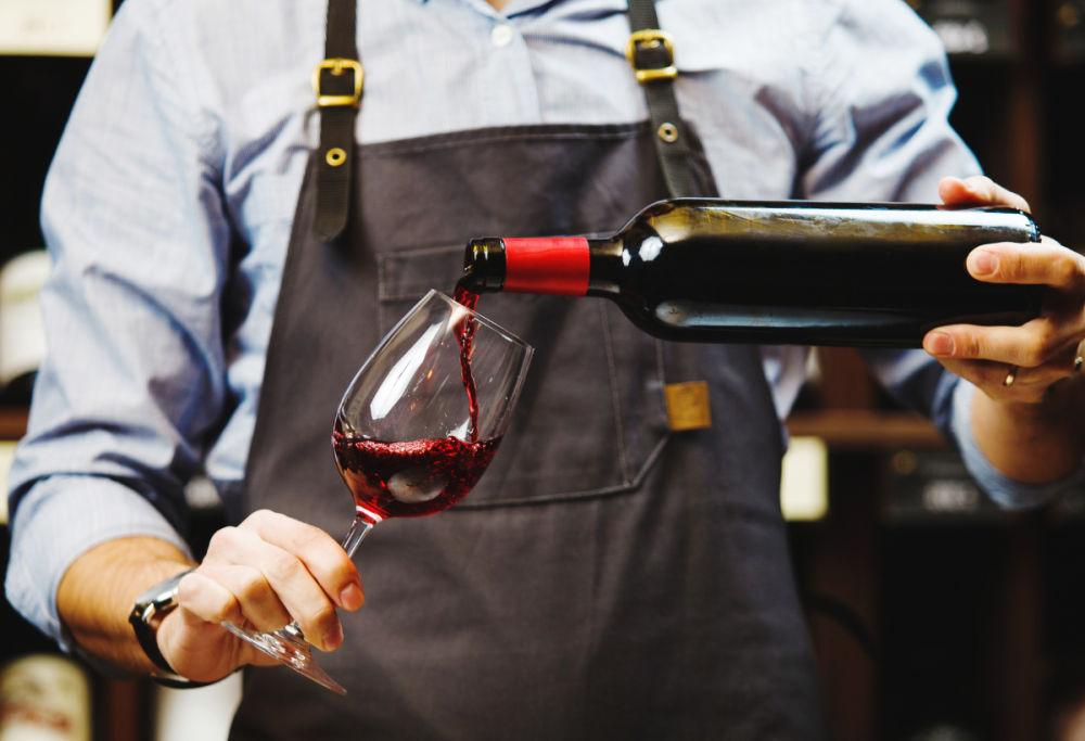 Cercasi 10.000 volontari per bere vino ogni giorno: ecco come fare