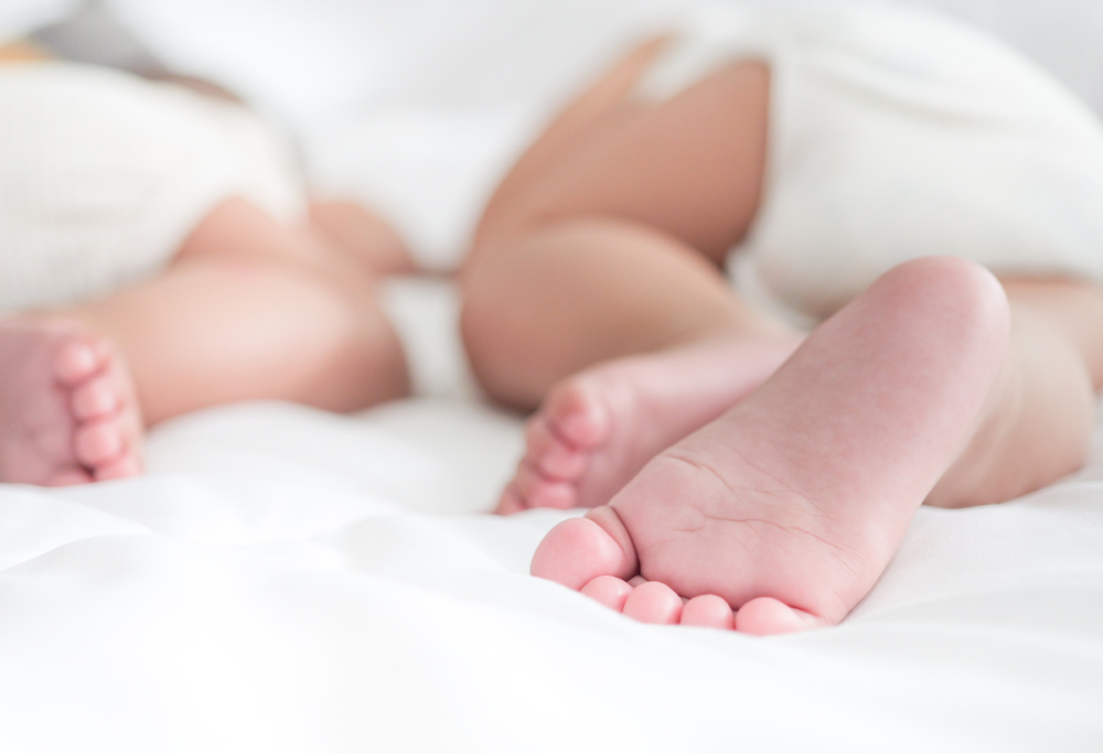 “Ho 2 bambini, ma solo uno è vero”: la storia di una mamma