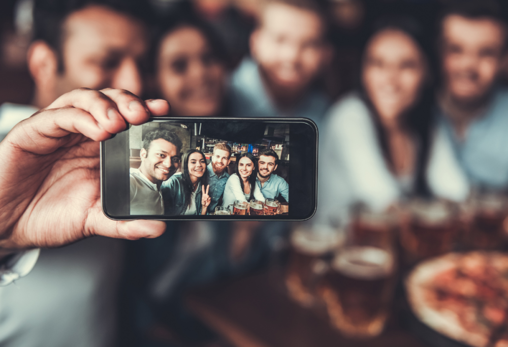 2 uscite a settimana con gli amici migliorano la salute: ecco perché