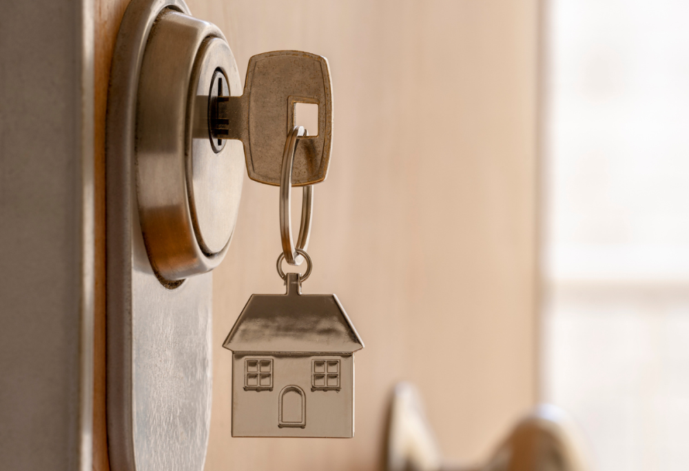 Marito dà la chiave alla madre senza dirlo: il web si divide