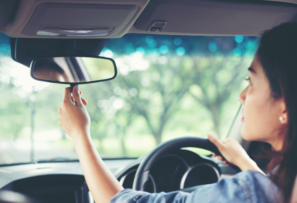 Guidi con una sola mano? Rischi fino a 1.000 euro di multa