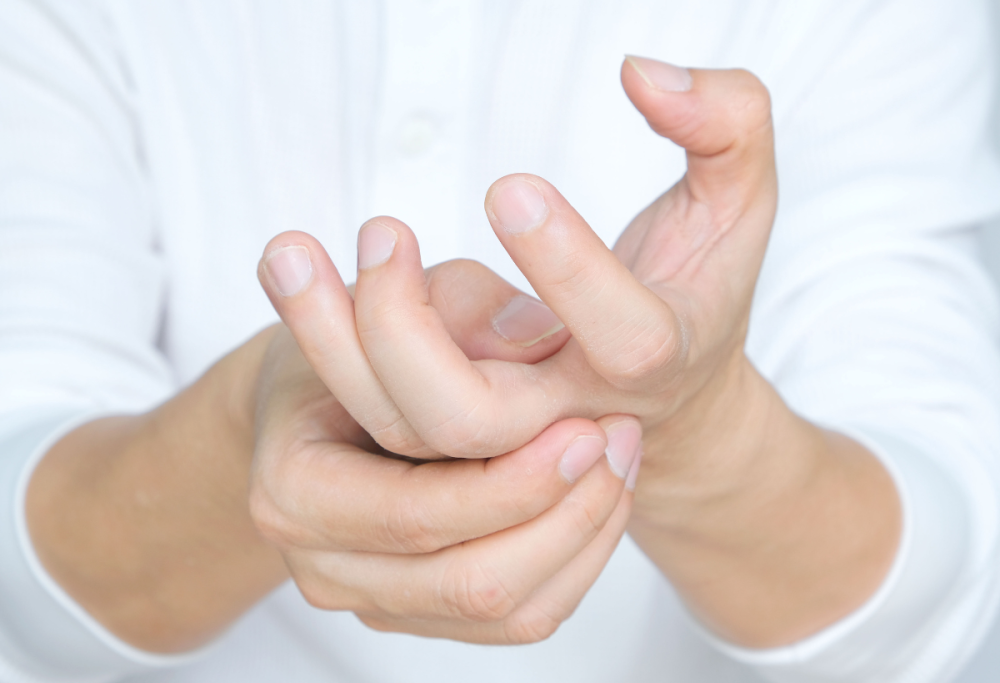 Nato senza pollici: la storia di un 26enne