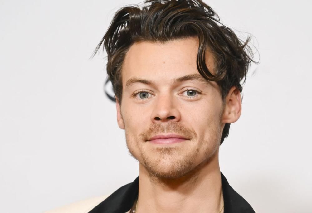 Harry Styles, scatta il bacio appassionato con una donna misteriosa